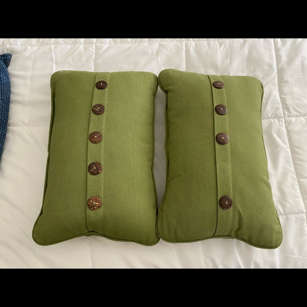 Throw pillows - Picture 3 of 3